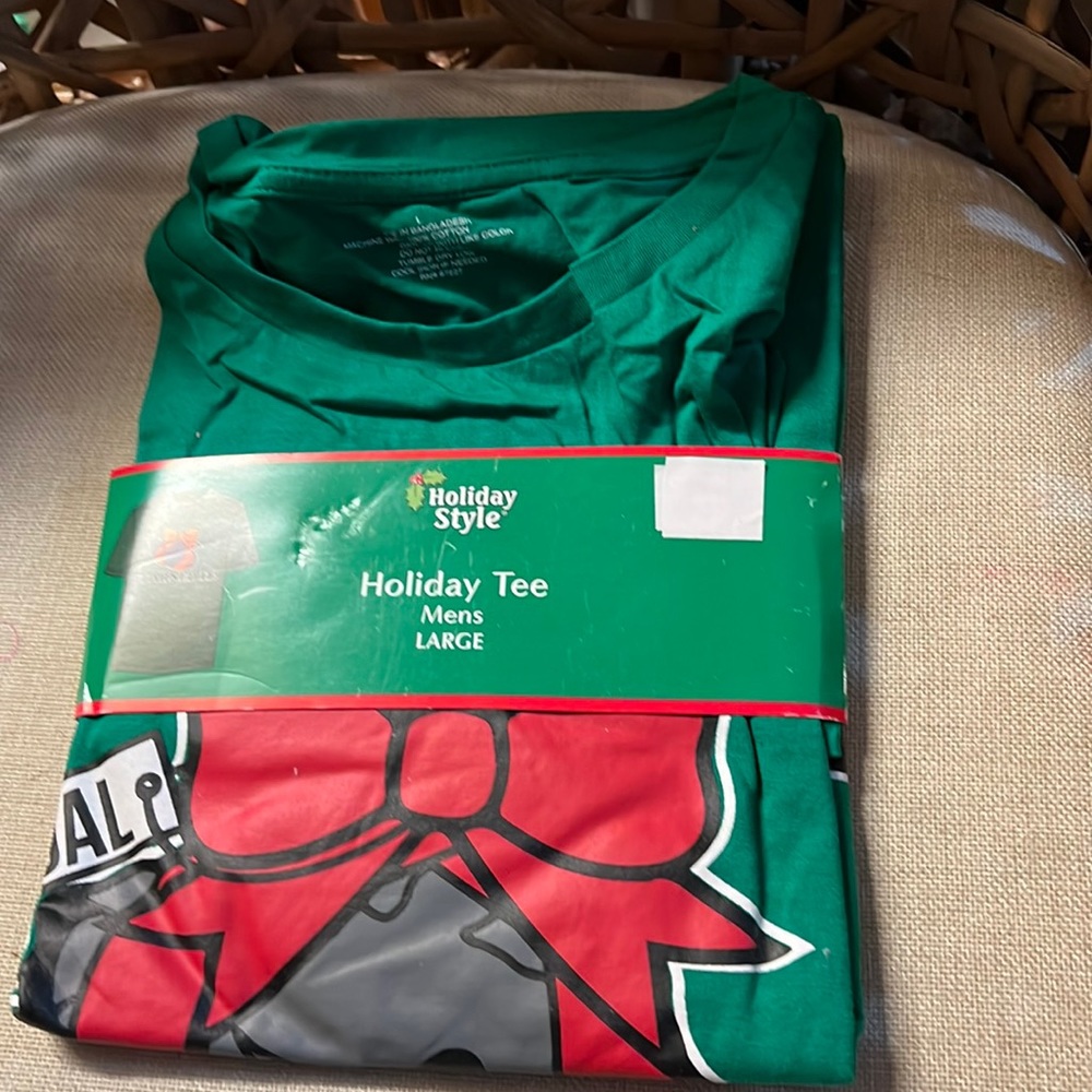 New Holiday Style Mens T-shirt L NWT